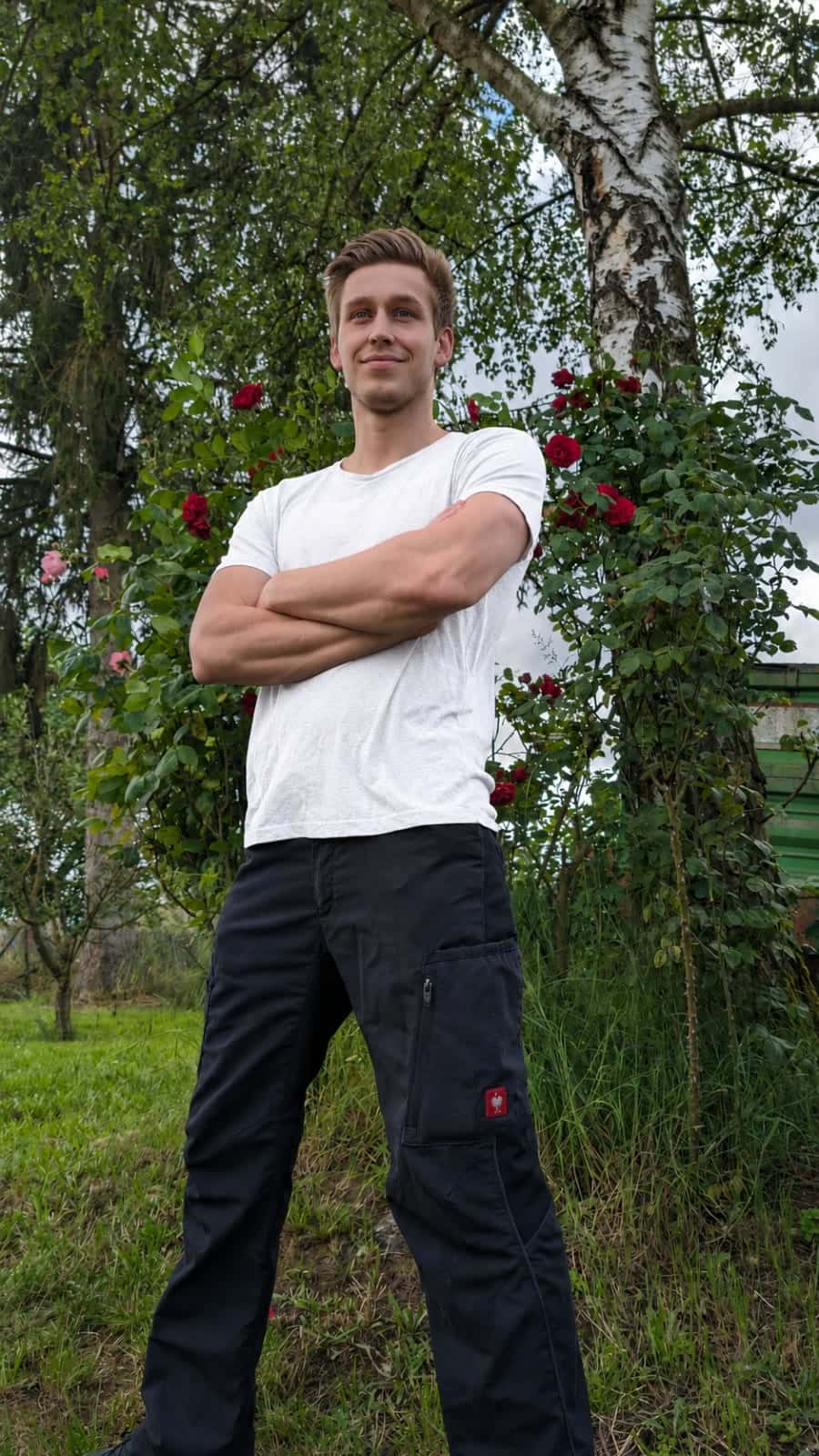 Jan Pelkmann in einem Garten